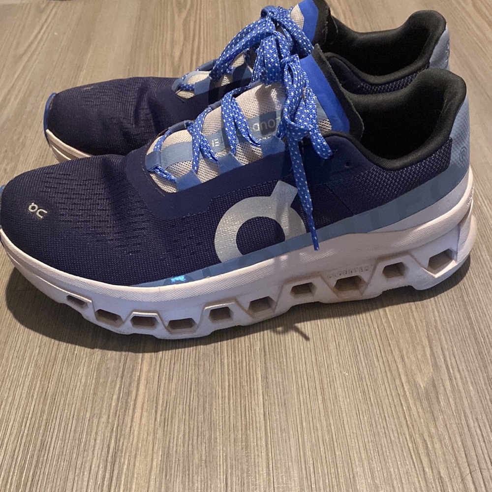 Perfect condition On Cloudmonster Running shoes. Women’s size 9.5